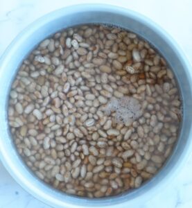 soaking pinto beans in water